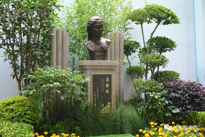 豫剧大师马金凤先生纪念像