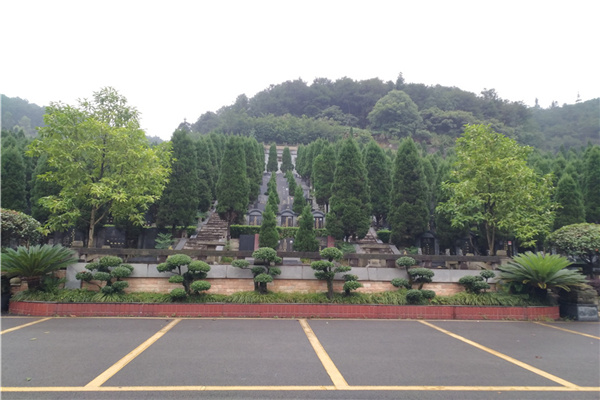 金山陵园一角