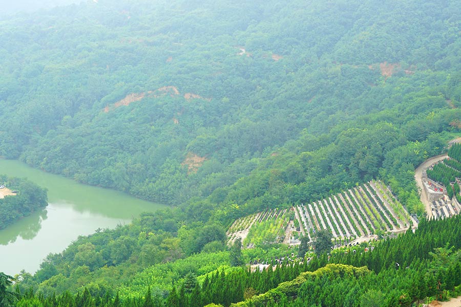 西安东部墓地景观