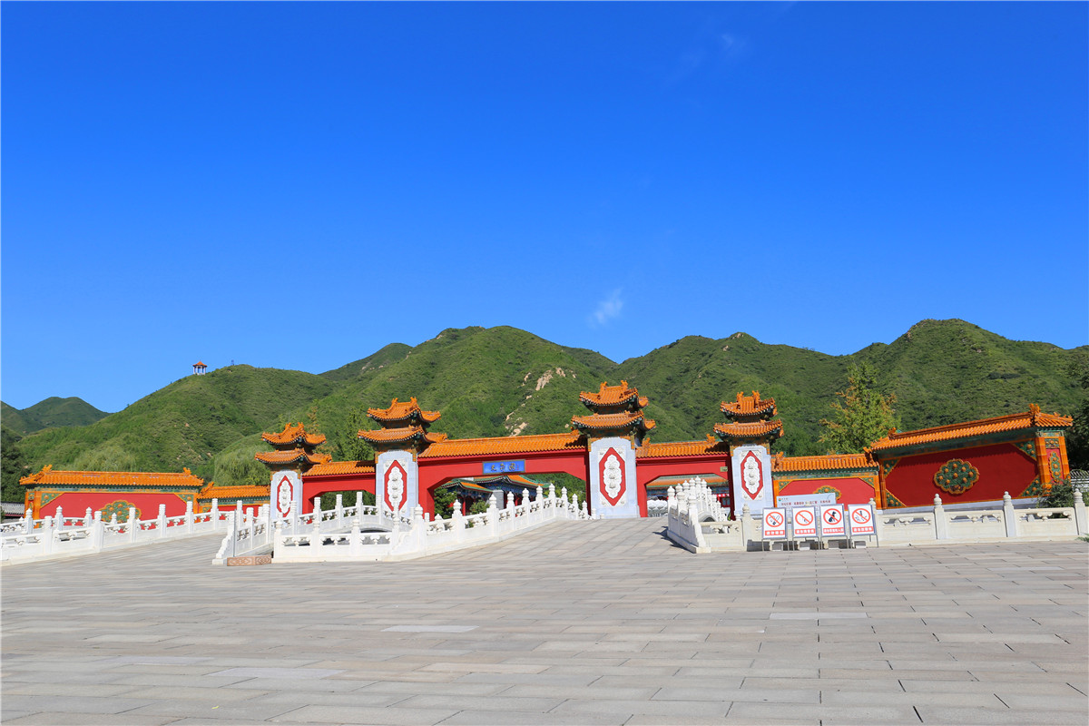 天寿陵园大门