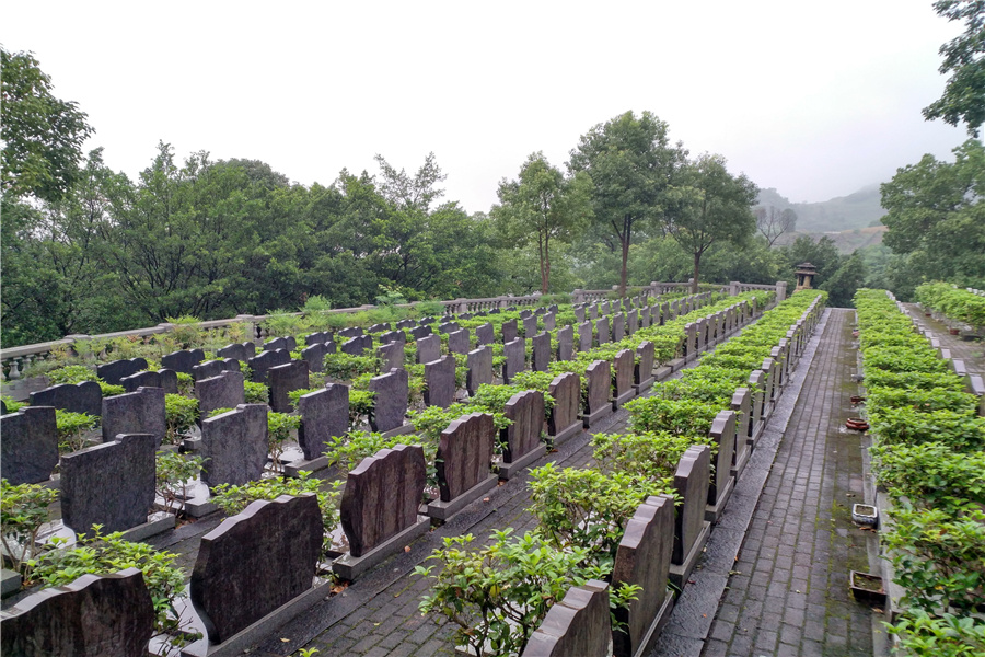 龙台山陵园墓区