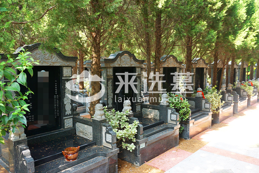 陵园墓区一角
