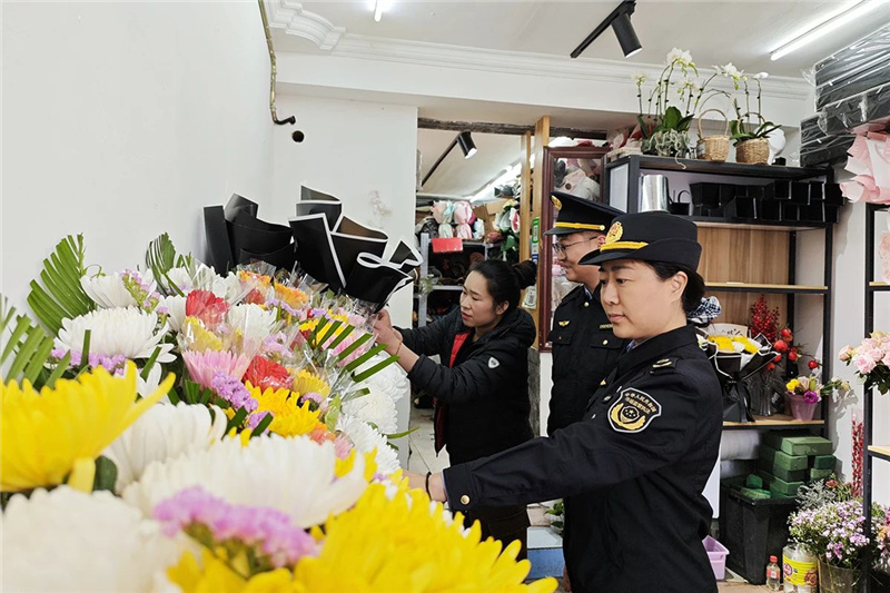 区市场监管局执法人员检查鲜花销售是否明码标价
