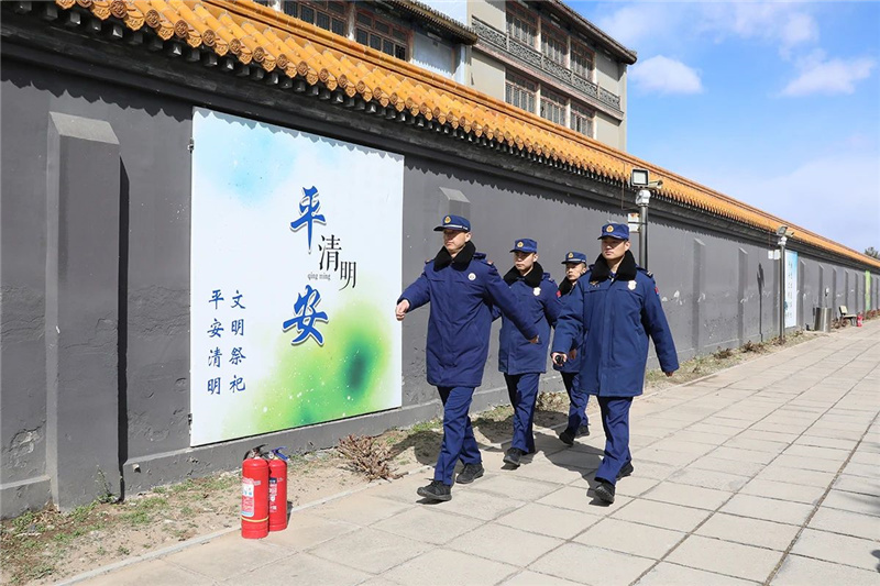 区消防救援支队南彩消防救援站执勤班组在潮白陵园执勤