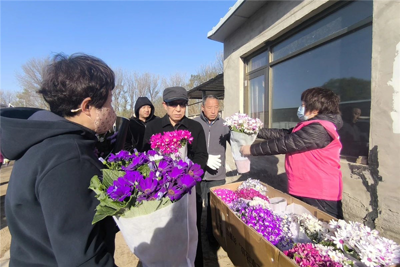 南彩镇向市民宣传以鲜花祭祀的文明形式寄托哀思