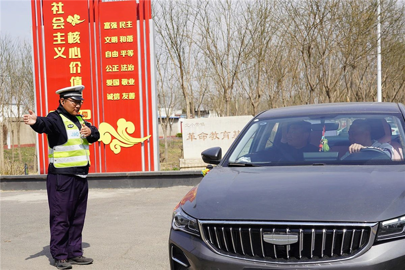 北小营镇在革命教育基地做好交通引导服务