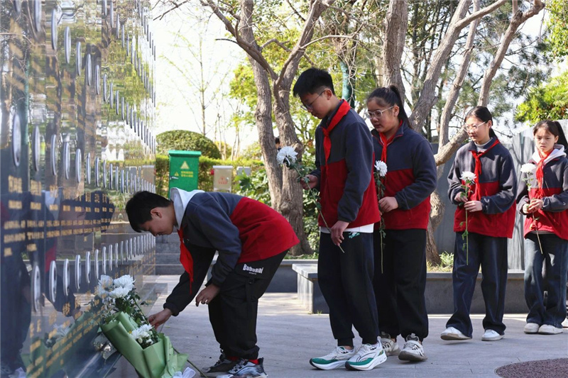 缅怀见义勇为英烈