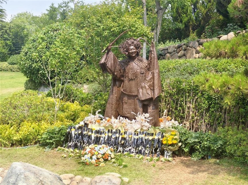 洛阳仙鹤福寿园马金凤纪念像