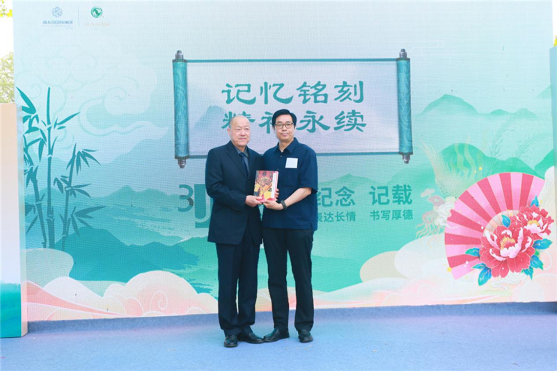 蒋洪广(右)向马建新(左)赠书