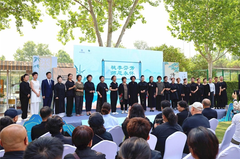 马派弟子现场演唱致敬恩师