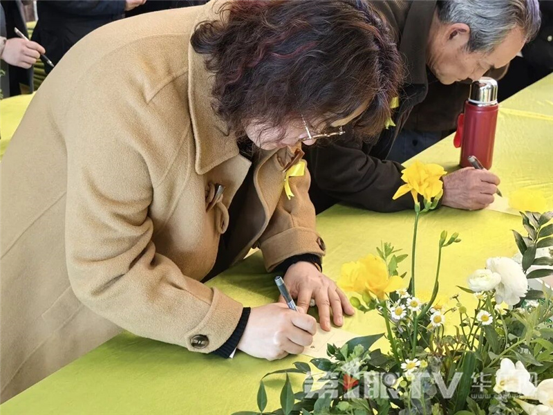家属们在水溶纸上写下寄语。第1眼TV-华龙网 李舒 摄