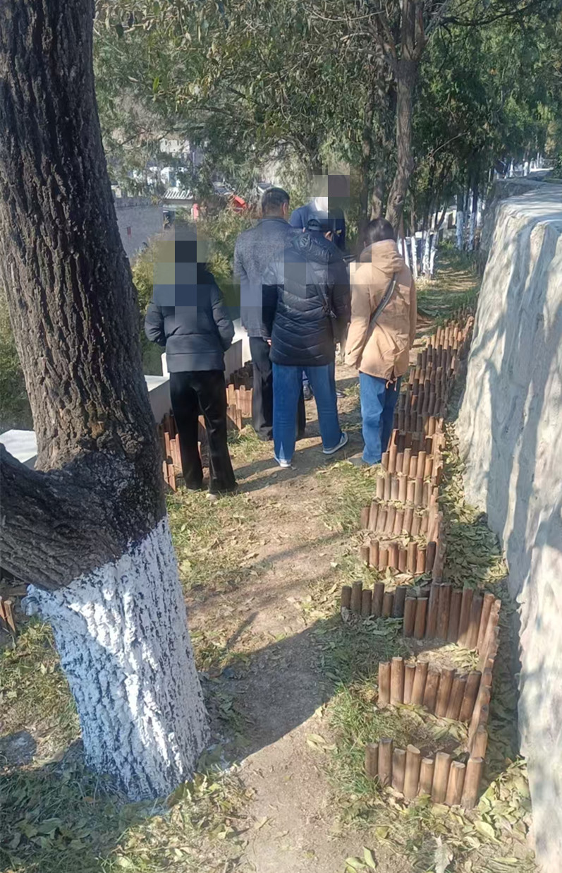 看墓地过程中 看墓地过程中