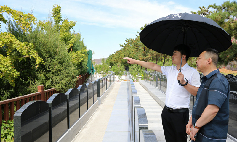 灵山宝塔陵园顾问向家属介绍惠民墓区情况