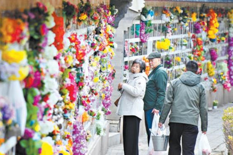 为方便市民扫墓,北京各市属公墓都推出了形式多样的便民惠民服务