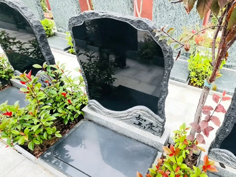 世外家园爱如山艺术立碑
