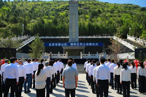 北京市朝阳区举行29名无名烈士安葬仪式
