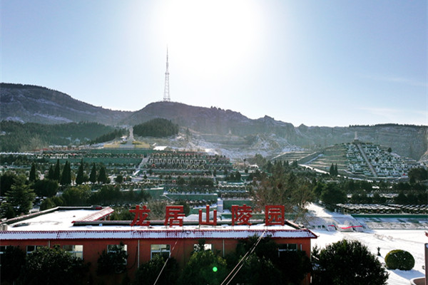 龙居山陵园景观图