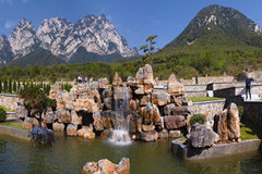 登封市莲花山人文纪念公园依嵩山而建,背靠少室山脉主峰