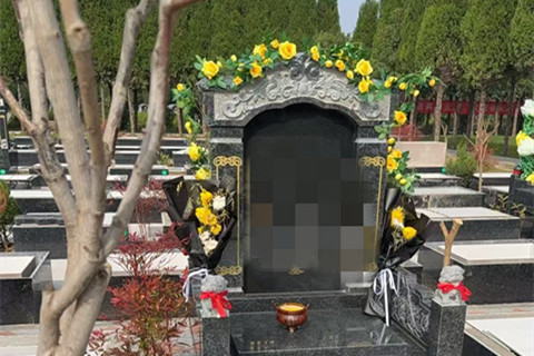 杨先生和家人自驾天赐福陵公墓选定天和园立碑售价不到4万,优惠了近8000元