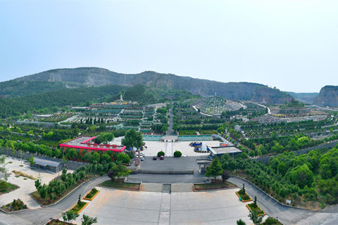 新乡市龙居山公墓在什么地方？交通方便吗？周边环境如何