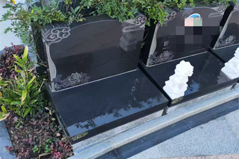 张专员去御泉森林陵园接待付先生补交尾款,閤雅园墓碑价格优惠近4千元