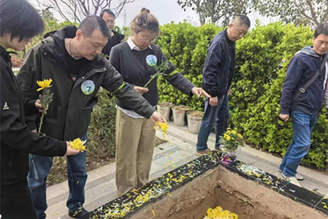 2026年郑州市清明节节地生态葬集体落葬仪式在黄河纪念公园举行